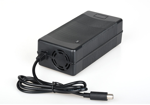 Carica batteria 54.6V 3A (connettore 8.0mm) per bicicletta elettrica ENGWE EP-2 Pro/EP-2 Pro EU/EP-2 BOOST/Engine Pro/Engine X e per monopattino elettrico KuKirin G2 MAX – Compatibile con altri modelli